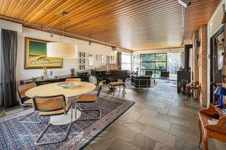 <p>Deze karaktervolle en kwalitatieve villa met gezellige tuin combineert comfort, ruimte en een centrale ligging.<br />U betreedt de woning via de inkomhal met vestiaire en gastentoilet. De gezellige en lichtrijke leefruimte met houthaard vormt het hart van de woning. Aansluitend betreden we de praktische bureauruimte of leeshoek. De keuken met ontbijthoek bevindt zich aan de voorzijde van de woning. Verder biedt het gelijkvloers nog een bergplaats en zeer ruime inpandige garage (plaats voor 2 wagens).<br />Op de eerste verdieping geeft de nachthal toegang tot drie volwaardige slaapkamers en een badkamer met douche, ligbad, lavabo en toilet. De kamers aan de tuinzijde genieten bovendien nog van een balkon met zicht op het groen.<br />Buiten geniet u van een uitstekend onderhouden en gezellige tuin, een zonnig terras en een praktische tuinberging. Naast de woning is nog een oprit waar 2 wagens kunnen staan. Opslagplaats komt u niet tekort dankzij de kelderberging waar ook de technische ruimte zich bevindt. Tevens is er een kruipkelder aanwezig, wat aanpassingswerken enorm vergemakkelijkt!<br />De woning is gelegen op een boogscheut van Mechelen en kent een uitstekende verbinding met Brussel en Antwerpen dankzij de nabijheid van de A12 en E19. De N16 zorgt op zijn beurt weer voor de uitstekende connectie met Mechelen en Sint-Niklaas.</p><p>Extra troeven:<br />• Zonneluifels<br />• Voldoende parkeergelegenheid<br />• Centrale ligging<br />• Groene tuin<br />• Kwalitatieve, solide woning</p><p>Meer info en documenten op www.malines-group.be<br />Stedenbouwkundige inlichtingen: Vg - Wg - Gmo - Gvkr - Gvv</p>