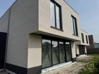 Ben je op zoek naar uw droomwoning?<br />Ontdek deze prachtige, strak afgewerkte woningen. Gelegen in een rustige en kindvriendelijke buurt, nabij het centrum van Westende, met een goede verbinding naar scholen en openbaar vervoer. Geniet ook van de nabijheid van groenvoorzieningen en speeltuinen, ideaal voor het ganse gezin. De woningen zijn zowel stijlvol als duurzaam gebouwd, perfect voor de toekomst van u en uw gezin.<br /><br />Deze woningen beschikken over maar liefst 3 ruime slaapkamers, 2 moderne stijlvolle, luxueus afgewerkte badkamers, een lichtrijke royale woonkamer met een open ingerichte keuken, hoogwaardig afgewerkt en voorzien van voldoende opbergruimte. Bij elke woning is een inpandige garage aanwezig en rondom voorzien van een mooie tuin.<br /><br />Wat deze woningen extra uniek maakt, is de keuzevrijheid in afwerkingsmaterialen. U kunt zelf kiezen uit een breed scala aan hoogwaardige materialen van bijvoorbeeld vloeren, tegels, keukenwerkbladen en sanitair. Dit geeft u de kans om de woning af te stemmen op uw persoonlijke smaak en woonwensen.<br /><br />Dankzij het gebruik van hoogwaardige en energiezuinige materialen, zoals uitstekende isolatie, HR-glas en energie-efficiënte verwarmingssystemen, bent u niet alleen klaar voor de toekomst, maar bespaart u ook aanzienlijk op uw energierekening.<br /><br />Contacteer ons voor verdere vrijblijvende informatie.
