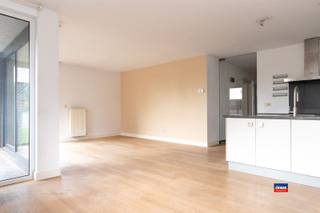 <p><span>HOBOKEN | GEZELLIG GELIJKVLOERS APPARTEMENT MET 1 (MOGELIJK 2) SLAAPKAMER(S) EN GROOT TERRAS | EPC B |</span></p><p><span>Indeling : Inkomhal - gastentoilet - berging/wasplaats - leefruimte met open geïnstalleerde keuken - slaapkamer met inloopdressing (mogelijk om te vormen naar kinderkamer) - ruim terras.</span></p><p><span> </span></p><p><span>Extra troeven :</span></p><p><span>- parketvloeren</span></p><p><span>- conforme elektrische installatie</span></p><p><span>- mogelijkheid tot huren autostaanplaats</span></p><p><span>- op wandelafstand van grootwarenhuizen en openbaar vervoer</span></p><p><span>- gunstig EPC (115 kWh/m²)</span></p><p><span>- maandelijkse provisie ca. €108,00</span></p>