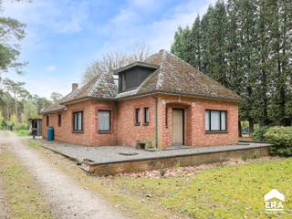 Deze woning is gelegen op een uitzonderlijk perceel van maar liefst 25a46ca, midden in het groen en omringd door bomen en bossen. Hier geniet u...