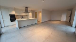 Deze nieuwbouwwoning is gelegen in een rustige straat met uitzicht op de groene velden. Bij het betreden van de woning kom je binnen in een...