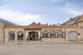 This spacious banquet room/commercial building of approximately 580 m² is located in the center of Heestert, combined with an apartment...