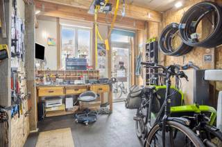 Dankzij een ligging in de straat Holven in Geel genieten we van een rustige omgeving met toch een vlotte verbinding met het centrum alsook met de rondom gelegen gemeenten. Verder bevinden er zich tal van faciliteiten op wandelafstand.<br /><br />Indeling:<br />Op het gelijkvloers bevindt zich momenteel een fietsenmaker, voorheen was deze ruimte gekend als leefruimte en eetplaats. Dankzij het polyvalente karakter is dit ideaal voor zelfstandigen, hobbyisten of wie nood heeft aan extra opslag- of werkruimte. Deze kamer is tevens uitgerust met de nodige aansluitingen voor wasmachine en droogkast. <br /><br />De eerste verdieping werd ingericht met een badkamer voorzien van een wastafel, een douche en een toilet alsook een goed uitgeruste keuken wat alle nodige voorzieningen voor comfortabel dagelijks gebruik biedt.<br />Op de bovenste verdieping bevindt zich een ruime, open leefomgeving waarin zitruimte en slaapgedeelte op een aangename manier samenkomen.<br /><br />Het overdekte terras vormt een heerlijke plek om in elk seizoen van de buitenruimte te genieten. De tuin sluit hier mooi op aan en biedt een fijne, rustige omgeving om te ontspannen zonder veel onderhoud. Het zicht over de aanpalende velden zijn een extra troef van deze eigendom.<br /><br />Een belangrijke troef van deze eigendom is het energiezuinige karakter, dat bijdraagt aan een aangenaam wooncomfort. In combinatie met de veelzijdige indeling maakt dit het pand bijzonder interessant voor wie wonen en functioneel gebruik wil samenbrengen.<br /><br />Extra:<br />- Energiezuinig EPC-label: A<br />- 8 zonnepanelen aanwezig<br />- Conforme elektriciteit<br /><br />Voor meer informatie of een bezoek, neem contact met ons op via info@vastengoed.be of bel naar 014/72 73 74.<br /><br />Wenst u een gratis schatting van uw eigendom? Neem contact met ons op via 014/72 73 74.