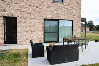 Instapklare, energiezuinige gezinswoning op toplocatie in hartje Peer.<br /><br />Deze eigentijdse woning die duurzaamheid, comfort en een uitstekende ligging combineert, is van 2025 en koop je rechtstreeks van de eerste eigenaar (zonder makelaar). Je betaalt slechts 2% registratierechten.<br /><br />De troeven?<br />• Gelegen in een zeer rustige straat met winkels, scholen, horeca en andere voorzieningen in centrum Peer op wandelafstand<br />• Uitzonderlijk wooncomfort dankzij de energiezuinige warmtepomp, zonnepanelen, vloerverwarming én -koeling op alle verdiepingen. Geen gascontract meer nodig! Extra troef: je geniet nog 4 jaar vrijstelling van onroerende voorheffing dankzij het A+energiepeil!<br />• Supergeïsoleerd, afgewerkt met kwalitatieve materialen, professioneel afgekit, vliegenramen<br />• Professionele wifi-boosters op elke verdieping<br /><br />Indeling:<br />• Ruime inkomhal met gastentoilet<br />• Woonkamer met aansluitend de volledig uitgeruste keuken met zicht op de tuin en aansluiting op het terras.<br />• Achterinkom met veel opbergruimte<br />• Praktische berging/wasplaats<br />• Eerste verdieping met ruime nachthal en drie ruime slaapkamers, waarvan één met inloopdressing.<br />• Apart toilet<br />• Comfortabele badkamer met inloopdouche, dubbele wastafel en stijlvolle anti-condensspiegels<br />• Volledig afgewerkte tweede verdieping met vaste trap, laminaatvloer, vloerverwarming en aansluitingen voor warm en koud water. Zonder ingrijpende werken kan je hier twee extra slaapkamers creëren. Ook als hobbyruimte, bureau, speelkamer of extra bergruimte is deze verdieping ideaal.<br /><br />Buiten:<br />• Aangelegde tuin<br />• Carport met voorziening voor aansluiting laadpaal.<br />• Ruim terras dat uitnodigt om volop van het buitenleven te genieten.<br />• Fundering voor tuinhuis aangelegd, inclusief elektriciteitsaansluiting en een grondwaterput die gekoppeld kan worden aan de regenwaterput van 5.000 liter.<br /><br />De ideale woning voor wie op zoek is naar ruimte, comfort, lage energiekosten en een toekomstbestendige thuis in een gezellige, rustige buurt.