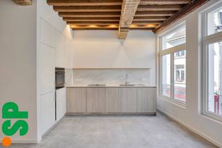 Exclusief gerenoveerd appartement met kathedraalzicht in hartje AntwerpenAan de Melkmarkt, in het historische centrum van Antwerpen, bevindt zich dit...
