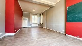 <p>Welkom in deze charmante woning met tal van mogelijkheden, gelegen op een perceel van maar liefst 858 m² bij het binnenrijden van Alken. Dankzij de centrale ligging geniet je hier van een vlotte verbinding naar verschillende uitvalshoeken, terwijl je thuis kan komen in alle rust met een mooi open zicht op de naastgelegen paardenweide.</p>
<p>Bij het betreden van de woning kom je terecht in de inkomhal, die toegang biedt tot de lichtrijke leefruimte van 33 m². Deze gezellige ruimte vormt het hart van de woning en biedt voldoende plaats voor een comfortabele zithoek en eetgedeelte. Aansluitend bevindt zich de keuken, die volledig naar eigen smaak vernieuwd kan worden en zo perfect kan aansluiten bij jouw woonwensen.</p>
<p>Verder beschikt de woning over een badkamer en één toilet, beiden klaar om gemoderniseerd te worden. De woning is bovendien voorzien van een kelder, wat extra opslagruimte biedt.</p>
<p>Op de bovenverdieping bevinden zich twee volwaardige slaapkamers. Via een vaste trap bereik je de zolder, die perfect ingericht kan worden als derde slaapkamer, hobbyruimte of bureau.</p>
<p>Buiten geniet je van een aangename tuin met een mooi open zicht op de weide, ideaal om tot rust te komen. Het perceel is gedeeltelijk omheind en beschikt over een carport. De straatbreedte van 12 meter zorgt bovendien voor een aangename toegankelijkheid.</p>
<p>De woning is uitgerust met aluminium ramen met dubbele beglazing en een zadeldak met dakpannen. Verwarming gebeurt via centrale verwarming op stookolie. Met een EPC-label F geldt er een renovatieplicht, wat je de kans biedt om deze woning volledig naar eigen smaak en hedendaagse normen om te vormen tot een echte thuis.</p>
<p>Kortom, een woning met veel potentieel op een toplocatie voor wie op zoek is naar een renovatieproject met karakter en mogelijkheden.</p>
<p><strong>Pluspunten:<br /></strong>- Centrale ligging met vlotte bereikbaarheid<br />- Ruim perceel van 858 m²<br />- 3 slaapkamers mogelijk<br />- Kelder aanwezig<br />- Carport voorzien<br />- Mooi open zicht op weide<br />- Volledig in te richten naar eigen smaak<br /><br /><span>Maatregelen opgenomen in het Maatregelenregister: nee</span></p>
<p>Voor een bezichtiging ter plaatse of meer info, bel ons op 078/78.78.70, of kom gewoon binnen op ons kantoor, steeds welkom!</p>