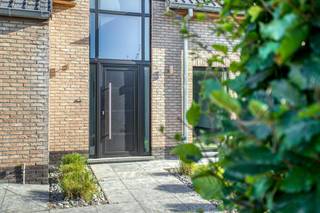 Looking for a ready-to-move-in home in a quiet but very well located location? This well-maintained open building from 2011 offers approximately 170 m² of living comfort on a 544 m² plot and combines space, light and contemporary comfort.<br /><br />Thanks to large double-glazed windows, the spacious living room and open kitchen enjoy pleasant light and a beautiful view of the south-west-facing, maintenance-friendly garden. The garden has a beautiful terrace and garden house, is fully enclosed with a convenient side gate. Thanks to the favorable orientation, you can fully enjoy the sun.<br /><br />The house has 3 spacious bedrooms with wireless solar shutters, and a spacious bathroom with bath, walk-in shower, double sink and toilet. Furthermore: an indoor garage, storage room, guest toilet and attic.<br /><br />At the end of 2020, the house inside was completely repainted and provided with fleece wallpaper, giving it a fresh and well-kept look.<br /><br />With an EPC label B (135 kWh/m²), gas central heating, air conditioning, an approved charging station and three-phase grid connection, a lot has also been thought of when it comes to comfort and energy. The saddle roof offers excellent opportunities for solar panels.<br /><br />The location is a real asset: quiet and child-friendly, with schools, shops and the center nearby and a smooth connection to the E17. This way, you can combine quiet living with excellent accessibility.<br /><br />A well-maintained and energy-efficient home in a prime location, ready to welcome new residents.<br /><br />You can consult Dewaele DIY's general terms and conditions at any time via dewaele.com<br /><br />Register of measures: no