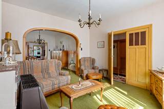 <div><div> <p>Ruime halfopen bebouwing met veel potentieel.</p><p>Op een mooi perceel van 1.140 m² bevindt zich deze ruime halfopen bebouwing met een bewoonbare oppervlakte van maar liefst 203 m². De woning dient volledig gerenoveerd te worden, maar vormt de ideale basis voor wie op zoek is naar een karaktervolle woning die volledig naar eigen smaak kan worden ingericht. Via de inkomhal bereikt u de leefruimte met aansluitende eetkamer, de keuken en de badkamer met douche en toilet. Verder beschikt de woning over een praktische kelder en een afzonderlijke garage. Op de eerste verdieping bevinden zich twee volwaardige slaapkamers. De tweede verdieping beschikt eveneens over twee ruime slaapkamers, waardoor deze woning verrassend veel ruimte biedt. Een belangrijke troef is het ruime perceel van 1.140 m². Er bestaat een mogelijkheid om het naastliggende perceel als bouwgrond voor een halfopen bebouwing te ontwikkelen, mits het bekomen van de nodige stedenbouwkundige vergunning(en). Hiervoor wordt evenwel geen enkele stedenbouwkundige zekerheid of garantie gegeven. Kandidaat-kopers dienen zelf de stedenbouwkundige mogelijkheden en haalbaarheid bij de bevoegde overheid te onderzoeken. Dankzij de rustige ligging, de ruime bewoonbare oppervlakte en de talrijke mogelijkheden vormt deze eigendom een uitstekende opportuniteit voor wie op zoek is naar een renovatieproject met toekomstpotentieel. </p></div> </div>