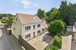 Prachtige hoeve te koop op een perceel van 22 are!Deze hoeve is volledig gestript en gerenoveerd vanaf 2012-....Via de grote houten poort kom je op...