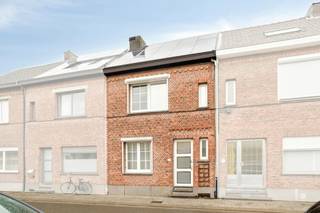 Welkom aan de Krankenvelden 18, waar dit instapklare en ruime pand nu te koop staat. Gelegen in een aangename woonomgeving in Mechelen, biedt dit eigendom een bewoonbare oppervlakte van 136 vierkante meter op een perceeloppervlakte van 110 vierkante meter. Voor wie op zoek is naar waardevol vastgoed met een uitstekende energieprestatie, is dit een buitenkans om een kwalitatief huis te kopen.<br /><br />Indeling van het huis:<br /><br />- Kelder<br /><br />- Gelijkvloers: Een verzorgde inkomgang, een lichtrijke leefruimte, een ingerichte keuken, een extra zitruimte aan de achterzijde met zicht op de tuin en een apart gastentoilet.<br /><br />Eerste verdieping: 2 slaapkamers en een ingerichte badkamer.<br /><br />Zolder: Zolderkamer met veel mogelijkheden.<br /><br />Troeven en energiezuinigheid:<br />Het huis onderscheidt zich door een gunstige energiescore met een energieprestatiecertificaat label B. Daarnaast dragen de aanwezige zonnepanelen bij aan een laag energieverbruik. De elektrische installatie van het huis is conform gekeurd; de specifieke keuring voor de zonnepaneleninstallatie wordt momenteel nog conform gekeurd. <br />Buiten vormt de omheinde tuin een private oase waar u in alle rust kunt ontspannen of gezellig buiten tafelen met vrienden en familie.<br /><br />Bereikbaarheid en omgeving:<br />U woont hier in een gemoedelijke woonstraat in de stad Mechelen, waar rust en bereikbaarheid naadloos samengaan. Op een korte wandel- of fietstocht staat u aan het treinstation van Mechelen of wandelt u tussen de gezellige terrassen, boetieks en pleinen van de historische binnenstad. Ook met de wagen bereikt u in een handomdraai de belangrijkste invalswegen richting Brussel en Antwerpen.<br /><br />Wie droomt van een zorgeloze koop in het aantrekkelijke Mechelen, vindt hier het perfecte evenwicht tussen stadsdynamiek en huiselijke geborgenheid.<br /><br />Benieuwd naar deze woning?<br />Kom gerust een kijkje nemen tijdens onze Pre-sale van 9/11 - 14/11 12u.<br /><br />De eigendom wordt aangeboden via de Pre-sale formule. Van 09/11/2026 om 09:00 tot 14/11/2026 om 12:00 kan u het huis op afspraak komen bezichtigen en een bod uitbrengen. De vermelde prijs is een instelprijs. Voor meer info, gelieve contact op te nemen met de dossierverantwoordelijke.<br /><br />Bestuursmaatregelen in het maatregelenregister: nee<br /><br />Deze AI-visualisaties zijn bedoeld als inspiratie. Er werd geen rekening gehouden met technische specificaties, stedenbouwkundige voorschriften of de concrete mogelijkheden tot realisatie.