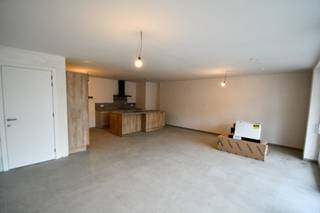 Ontdek dit stijlvol en energiezuinig nieuwbouwappartement van 97 m², ideaal gelegen in het hart van Zelzate.Wonen op de Grote Markt betekent genieten...