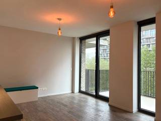 <p><span>Dit gezellige appartement met één slaapkamer en terras bevindt zich in de <strong>August Michielsstraat,</strong> midden op het bruisende <strong>Eilandje</strong>.</span></p>
<p><span>Via de inkomhal met apart toilet kom je in de ruime leefruimte met open, volledig geïnstalleerde keuken. Deze beschikt over een vaatwasser, kookplaat, oven, koelkast en vriesvak. Aansluitend is er een praktische berging met aansluiting voor wasmachine en droogkast.</span></p>
<p><span>Vanuit de leefruimte stap je rechtstreeks het <strong>terras</strong> op. Dankzij het zicht op de groene binnentuin voelt dit als een rustig plekje midden in de stad. Ideaal om ’s ochtends rustig van een koffie te genieten, ’s avonds te aperitieven of gewoonweg te ontspannen.</span></p>
<p><span>De <strong>slaapkamer</strong> geeft rechtstreeks toegang tot de badkamer, uitgerust met een lavabo en douche.</span></p>
<p><span>Ook voor je dagelijkse koffie, lunch of een gezellig avondje uit zit je hier goed. Zo zijn onder meer Georges espressobar en Chez Ver'eau vlakbij. Voor een avondje uit eten kan je terecht bij Cella, Zagreb of Fogos: welke jouw favoriet wordt, mag je zelf ontdekken wanneer je hier woont.</span></p>
<p><span>De <strong>locatie</strong> zit bovendien ook mee: met de fiets of het openbaar vervoer ben je snel in het centrum en via de belangrijkste invalswegen bereik je ook de rest van Antwerpen gemakkelijk. Daarnaast ligt de Delhaize ook letterlijk om de hoek!</span></p>
<p><span>’t Eilandje blijft daarnaast volop in beweging. De verdere <strong>ontwikkeling</strong> van onder meer de Droogdokkensite en de Montevideobuurt zorgt ervoor dat de omgeving de komende jaren nog verder zal evolueren, met extra groen, publieke ruimte en voorzieningen.</span></p>
<p><span>Op een rijtje:<br /></span><span>- Huurprijs: 975 euro/maand</span><br /><span>- Gem. kosten: 75 euro/maand</span><br /><span>- Autostaanplaats + kelderberging: <span><strong>verplicht mee te huren</strong></span> aan 125 euro/maand</span><br /><span>- Waarborg: 3 maanden</span><br /><span>- Huurcontract: startende 1 jaar, met mogelijkheid tot verlenging lange duur</span><br /><span>- Kosten plaatsbeschrijving: 50/50 huurder en verhuurder</span></p>
<p><span>Graag verder ontdekken? Plan gerust een bezoek in via volgende link: https://jamar.immo/te-huur/gezellig-wonen-op-t-eilandje-1-slaapkamer-en-terras/ en contacteer </span><span>roxanne@jamar.immo</span><span> bij vragen.</span></p>
<p><span>Troeven:<br /></span><span>- Toplocatie</span><br /><span>- EPC = A</span><br /><span>- Gem. fietsenstalling</span><br /><span>- Autostaanplaats + kelderberging (verplicht bij te huren)</span></p>