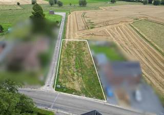 We Invest vous propose ce beau terrain à bâtir, situé dans le charmant village de Neufvilles.Avec une superficie de ± 928 m², une largeur à rue de ±...