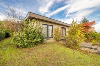 Aan de dorpsrand van Herselt staat deze te renoveren, maar charmante bel-étagewoning, met zicht op de watertoren en omgeven door groen. Kom binnen...