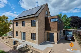 Deze zéér ruime woning met diverse mogelijkheden is gelegen op een mooi perceel van 7a86ca, in een rustige straat en toch pal in het centrum...