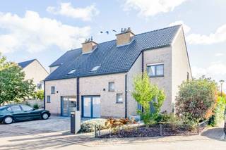 In een kindvriendelijke en aangename woonwijk in Kieldrecht vinden we deze instapklare en energiezuinige halfopen bebouwing terug.<br />De woning werd met oog voor comfort en functionaliteit ingericht, en is ideaal voor wie op zoek is naar ruimte, licht en een moderne afwerking.<br /><br />Bij het binnenkomen word je verwelkomd in de ruime inkomhal met gastentoilet.<br />Aansluitend bevindt zich de lichtrijke leefruimte met een open, volledig vernieuwde keuken voorzien van kwalitatieve toestellen en een centraal kookeiland. Dankzij de grote raampartijen geniet je hier van een prachtig zicht op de tuin en een overvloed aan natuurlijk licht.<br /><br />Daarnaast beschikt de woning over een praktische berging met plaats voor fietsen, alsook een aparte wasplaats.<br /><br />Op de eerste verdieping bevinden zich drie volwaardige slaapkamers en een verzorgde badkamer met bad-douchecombinatie. De ruime zolder biedt bijkomende opslagmogelijkheden of kan eventueel ingericht worden als hobbyruimte of extra slaapkamer.<br /><br />De onderhoudsvriendelijke, zuidwestgerichte tuin vormt een absolute troef: een heerlijke plek om te ontspannen of gezellig te tafelen op het zonnige terras.