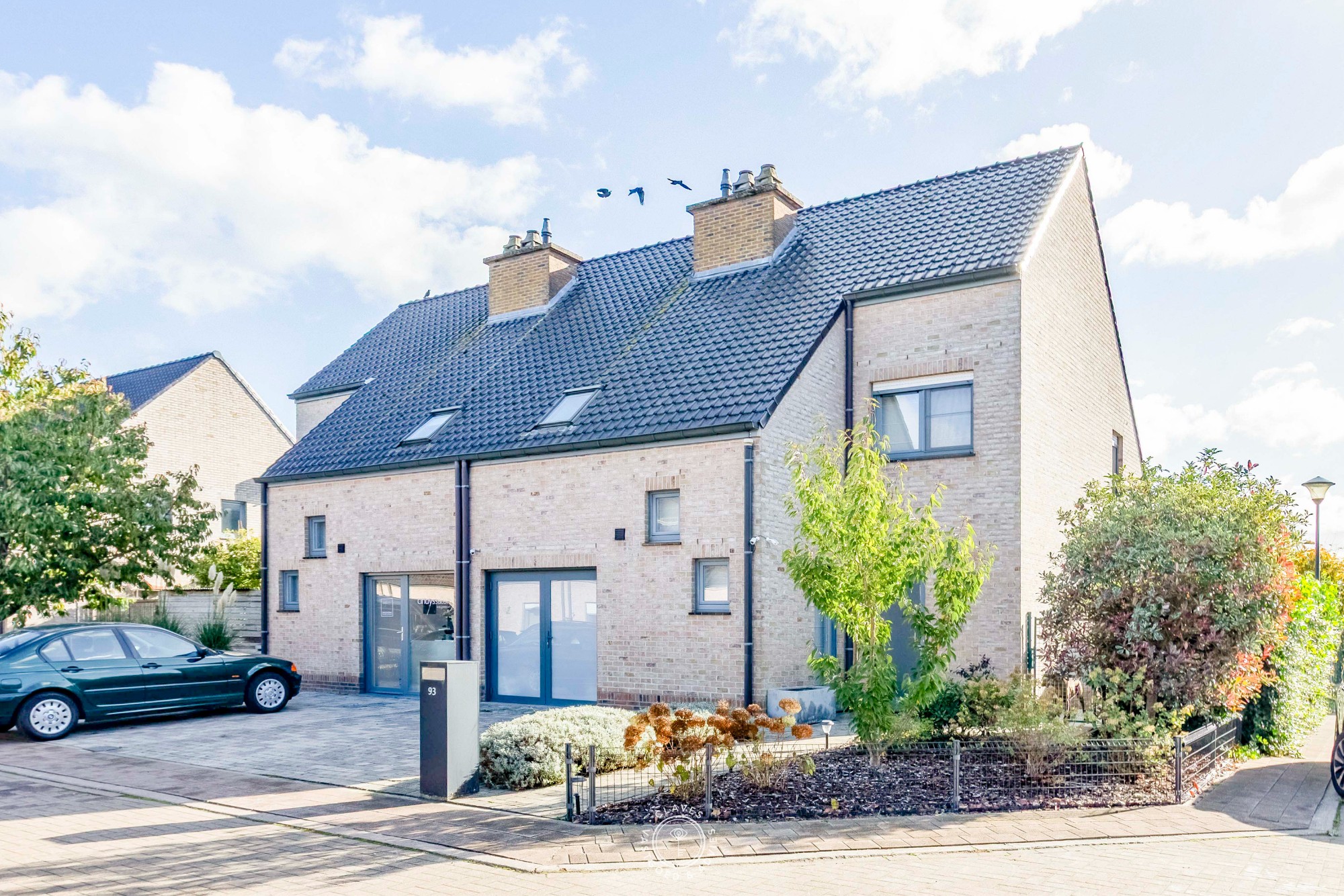 Moderne en energiezuinige halfopen bebouwing met zonnepanelen en zonnige tuin in een rustige woonwijk te Kieldrecht - foto 1