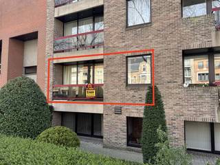 <p>Dit ruime appartement met twee slaapkamers en uitzicht op het stadspark is centraal gelegen, op wandelafstand van het centrum en in de nabijheid van het op- en afrittencomplex van de E40. Met een bewoonbare oppervlakte van 105 m² bevindt het zich op de eerste verdieping en verkeert het in goede staat. Het appartement bestaat uit een zeer ruime inkomhal, een lichtrijke woonkamer, een ingerichte keuken, een badkamer met lavabo en bad, twee grote slaapkamers, een afzonderlijk toilet met lavabo en een praktische berging. Daarnaast beschikt het over een balkon aan de voorzijde en een terras aan de achterzijde. In het gebouw bevindt zich een privatieve kelder. Het gunstige EPC-label B en de conforme elektriciteit zijn extra troeven!</p><p>Parkeerplaats inbegrepen in deze huurprijs van 950 euro.</p><p>Beschikbaar vanaf 01/06/2026. Gemeenschappelijke kosten: van €50 per maand + €150 provisie. </p>