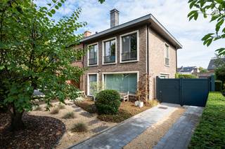 Instapklare halfopen woning met 4 slaapkamers, naaikamer en mooie tuin<br />Op zoek naar een goed onderhouden woning in een rustige, residentiële omgeving? Deze charmante halfopen woning combineert ruimte, licht en comfort met een bijzonder aangename ligging, zonder doorgaand verkeer.<br /><br />De woning is perfect onderhouden, instapklaar en asbestveilig. Dankzij de grote raampartijen genieten de leefruimtes van veel natuurlijk licht. De leefruimte is voorzien van een mooie parketvloer, wat meteen voor een warme en gezellige uitstraling zorgt.<br /><br />De woning beschikt over vier slaapkamers, aangevuld met een aparte kamer die uiteraard ook perfect kan dienen als hobbyruimte, bureau of extra bergruimte. Verder is er een bijzonder praktische bijkeuken/wasplaats.<br /><br />Ook buiten heeft deze woning heel wat te bieden. De mooie, verzorgde tuin vormt een aangename plek om te ontspannen en dankzij de oprit en de aparte garage is er voldoende parkeergelegenheid en praktische bergruimte.<br /><br />Een bijzonder aangename woning voor wie vooral op zoek is naar rust, ruimte, comfort en een instapklaar geheel in een residentiële omgeving.<br /><br />Beschikbaar uiterlijk 1 maand na akte. <br /><br />Contacteer Top Vastgoed voor meer info en een bezoek op 0475 700 700.