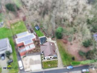 Deze halfopen bebouwing is volledig gelijkvloers ingericht en combineert comfort met een warme, karaktervolle uitstraling.Via de inkomhal komt men in...