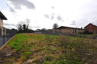 Gunstig en centraal gelegen bouwgrond voor OB van 1013 m² op landelijke toplocatie vlakbij centrum Vorst-Laakdal. <br />  <br />Dit schitterend perceel voor vrijstaande woning is ideaal gelegen net buiten de dorpskern van Laakdal wat ervoor zorgt dat plaatselijke kleinhandel, scholen en openbaar vervoer binnen handbereik zijn.<br /><br />De vlotte toegang naar invalswegen, omliggende gemeenten en autostrade (E313), maken dat de grond uitstekend gelegen is voor woon-werkverkeer. <br /><br />Mogelijkheid tot het plaatsen van een bijgebouw met een maximale grootte van 10 % van de totale grondoppervlakte.<br /><br />Aanvullend ook complementaire functies/zelfstandige activiteit of vrij beroep toegestaan mits respecteren van de voorwaarden. <br /><br />Dankzij de ruime bouwvoorschriften dewelke tal van mogelijkheden bieden kan u hier zorgeloos uw droomwoning bouwen. <br /><br />Aarzel niet om ons te contacteren voor verdere vrijblijvende informatie.<br /><br />Interesse in een GRATIS SCHATTING van uw eigendom? Bel 015/36.35.34