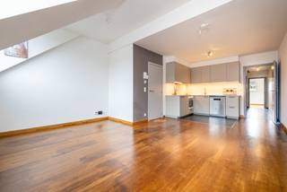ANDERLECHT, wijk Sylvain Dupuis, nabij openbaar vervoer, mooie duplex van ± 86 m² woonoppervlakte gelegen op de 4e en 5e verdieping van een recent gebouw, bestaande uit: inkomhal, woonkamer met ingerichte Amerikaanse keuken en terras, 2 slaapkamers, 2 badkamers, toilet en wasruimte. Kelder nr. -2/34,04. Binnenparkeerplaats “P-1/15” (+ 20.000 €) VERPLICHT. Kasten en videofoon. Onmidelijk beschikbaar. Kosten: ± 160 €/maand (gemeenschappelijke kosten, verzekering, syndicus, reservefonds en onderhoud). EPC: G. Afmetingen bij wijze van indicatie.