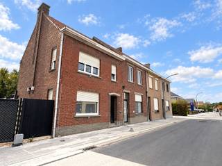 <p><span>NETJES GERENOVEERD EN KLAAR VOOR DE EERSTE BEWONING.</span></p><p><span> </span></p><p><span>Deze gezinswoning kreeg een complete make-over, gerenoveerd en afgewerkt tot in de details.<br />Met aandacht voor licht, ruimte en comfort staat deze woning garant voor heel veel woonplezier.<br /><br />Inkom met toilet en doorsteek naar een aangename leefruimte. <br />Aansluitend kreeg de keukenhoek een degelijke inrichting, er is opnieuw heel veel licht en ruimte voor een gezellige eethoek. <br />Naast de keuken is een praktische berging met plaats voor wasmachine en droogkast.<br />Het verdiep voorziet in een nette badkamer en een extra toilet. Er zijn 3 mooie slaapkamers. </span></p><p><span> </span></p><p><span>Buiten is het volop genieten van de zon, zowel terras als tuin pakken uit met een schitterende oriëntatie. <br />Er is een praktische kelderberging en een grote tuingarage met plaats voor fietsen en extra's (niet toegankelijk met auto).</span></p><p><span> </span></p><p><span>HALF OPEN WONING<br />ALLE COMFORT<br />LAAG EPC<br />GARAGE MET RUIMTE VOOR FIETSEN</span></p>