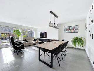 Kwalitatief afgewerkte woning op 346m² met een centrale locatie bestaande uit een inkomhal met ingemaakte vestiaire en afzonderlijk toilet,...