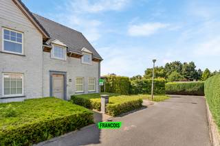 In het rustige en charmante Bellegem vind je deze instapklare en goed onderhouden gezinswoning, gebouwd in 2011. De woning combineert hedendaags comfort met een doordachte indeling, ideaal voor wie op zoek is naar een aangename en praktische thuis.<br /><br />Binnenin word je verwelkomd in een lichtrijke leefruimte die naadloos overgaat in een volledig uitgeruste open keuken – perfect voor gezellige avonden met het gezin of met vrienden. Met drie volwaardige slaapkamers, een badkamer met alle voorzieningen, en twee aparte toiletten biedt deze woning ruimte en comfort voor elke levensfase.<br /><br />De verzorgde tuin met zonneterras en groene graszone vormt een fijne buitenplek om te ontspannen of om kinderen zorgeloos te laten spelen. Aan de voorzijde van de woning is een carport voorzien voor vlotte en overdekte parkeergelegenheid.<br /><br />Een woning waar je je meteen thuis voelt, op een rustige en gegeerde locatie in Bellegem.<br /><br />