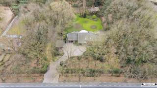 <p><span>Bent u op zoek naar de ideale locatie om uw droomwoning te realiseren? <br />Dan is deze prachtige bouwgrond voor open bebouwing aan de Bredabaan te Gooreind (Wuustwezel) zeker een bezoek waard.</span></p><p><span>Met een oppervlakte van 1.607 m² biedt dit perceel tal van mogelijkheden voor het bouwen van een ruime vrijstaande woning. <br />Dankzij de straatbreedte van ca. 21 meter en een diepte van ongeveer 75 meter geniet u van een uitzonderlijk ruim perceel.</span></p><p><span>Een absolute troef is de zuidoostelijke oriëntatie van de achtertuin, waardoor u optimaal kunt genieten van de ochtend- en middagzon op uw terras en in de tuin.</span></p><p><span>De bouwgrond is gunstig gelegen langs de Bredabaan, met een vlotte bereikbaarheid naar het centrum van Gooreind, winkels, scholen, openbaar vervoer en de belangrijkste invalswegen richting Brasschaat, Antwerpen en Nederland.</span></p><p><span>Troeven:</span></p><ul><li><span>Bouwgrond voor open bebouwing </span></li><li><span>Perceeloppervlakte: 1.607 m² </span></li><li><span>Straatbreedte: ca. 21 meter </span></li><li><span>Perceeldiepte: ca. 75 meter </span></li><li><span>Zuidoostgerichte tuin </span></li><li><span>Goede bereikbaarheid en centrale ligging <br /><br /></span></li></ul><p><span>Een unieke opportuniteit voor wie op zoek is naar een ruime bouwgrond op een aantrekkelijke locatie. <br />Neem vandaag nog contact met ons op voor meer informatie of de geldende bouwvoorschriften.</span></p>