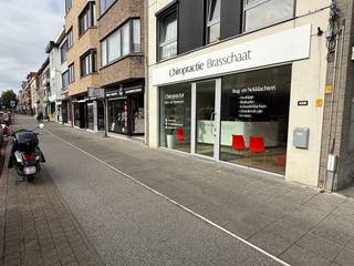Zeer mooie moderne winkel op een goede ligging bij Carrefour, bushalte, school, postkantoor etc.<br /><br /><strong>Indeling:</strong><br />Inkom met balie en zitbank, ruime kantoorruimte met tientallen ingebouwde kasten, kleine kitchenette en 2 vaste bureaus voor minimum 4 personen, vergaderzaal of apart kantoor, apart toilet met handenwasser, achteringang met waskamer, inpandige garage met achteringang en automatische poort.<br /><br /><strong>Bijzonderheden:</strong>
<ul>
<li>Bemeubeld met o.a. veel kasten, kitchenette, vestiaire, zithoek, ingemaakte bureau's, stoelen en tafels, krukken, glazen wanden, verlichting, etc. </li>
<li>Fietsenberging met automatische garagepoort voor het laden en lossen achteraan.</li>
<li>Parketvloeren - airco warm/koud - verwarming - veiligheidssloten - individuele meters - laadpaal</li>
<li>Maandelijkse kosten ca. 100 euro.</li>
<li>Goed rendement: verhuurd aan een chiropractor voor € 1.995 + kosten + onroerende voorheffing. </li>
</ul>