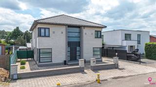 Bij ImmoFusion 7/7 “open huis” : klik op onze 3D-TOUR.<br />Ervaar vastgoed alsof je er zelf doorloopt!<br /><br />Stap binnen in deze royale gezinswoning met maar liefst 285m² bewoonbare oppervlakte, ideaal gelegen in een rustige straat op slechts 3 km van de autostrade én vlakbij het gezellige centrum van Heusden-Zolder. Dankzij de 5 slaapkamers, 3 badkamers, twee aparte woonkamers en een volledig aangelegde tuin met luxueuze tuinkamer, biedt dit pand ruimte, comfort én mogelijkheden in overvloed!<br /><br />Bij binnenkomst verwelkomt de ruime inkomhal je met een handige vestiairekast en de trap naar boven. Meteen voel je de openheid en het royale karakter van de woning. Rechts betreed je de eerste lichtrijke woonkamer van maar liefst 24m², perfect voor een gezellige zithoek of leefruimte. Via een verbindingsdeur kom je in de tweede, even ruime woonkamer die naadloos overloopt in de eetruimte en de keuken.<br /><br />De keuken is ruim opgezet en biedt alle ruimte voor de hobbykok of het drukke gezinsleven. Dankzij de directe verbinding met de eetruimte wordt samen koken en tafelen een waar genot. De grote ramen zorgen voor veel natuurlijk licht, en de doordachte indeling maakt het geheel bijzonder functioneel.<br /><br />Op het gelijkvloers vinden we ook een eerste badkamer met een inloopdouche en wastafel, én twee aparte toiletten — handig voor gasten of grotere gezinnen. Aan de achterzijde is er verder nog een apart bureelruimte van maar liefst 13m² die via een achterdeur ook apart bereikbaar is.<br /><br />De bovenverdieping is een ware oase van rust. Hier bevinden zich vijf volwaardige slaapkamers, waaronder een prachtige master bedroom met een aparte dressing en een eigen ensuite badkamer met douche. Verder is er nog een derde, zeer ruime badkamer voorzien van bad, toilet en lavabo — ideaal voor een groot gezin of gasten.<br /><br />Als extra troef beschikt deze woning over een volledig aangelegde tuin, waar rust en ontspanning centraal staan. Achteraan prijkt een indrukwekkende tuinkamer met industriële voorzieningen — ideaal als buitenkeuken, werkatelier of mancave. Hier kunnen kookliefhebbers hun hart ophalen, of kan je in alle privacy genieten van een aperitiefmoment met vrienden.<br /><br />Pluspunten:<br />- Zonnepanelen zorgen voor een lagere energiefactuur<br />- Een aparte bureelruimte, ideaal voor thuiswerk<br />- 3 badkamers en 3 toiletten<br />- Dubbele leefruimte, perfect voor gezinnen die ruimte willen<br />- 285m² bewoonbare oppervlakte<br />- Residentiële ligging met uitstekende bereikbaarheid<br />- EPC label B!<br />- Bouwjaar: 2004 – energiezuinig en goed onderhouden!<br /><br />Voor een bezichtiging ter plaatse of meer info, bel ons op 078/78.78.70, of kom gewoon binnen op ons kantoor. Steeds welkom!