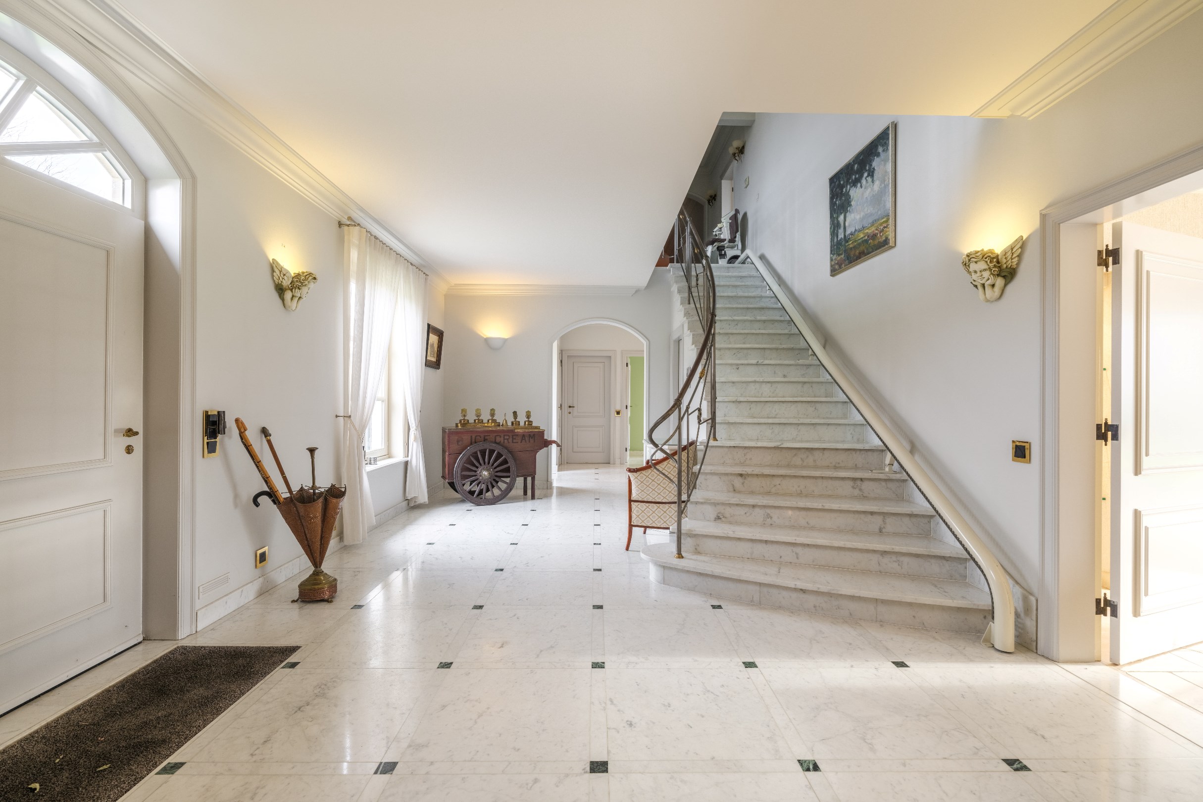 Stylish, high-quality villa of 1008m² located on a plot of 6709m² within walking distance of the city center of Maaseik. - photo 4