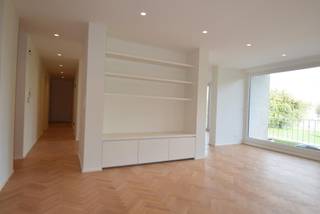 <p>Volledig gerenoveerd <strong>appartement</strong> met Inkomhal, vestiaire en gepantserde deur, nachthal met ingemaakte kasten en apart toilet, alles op visgraatparket. <strong>Woonkamer 35m2</strong> met ingemaakte kasten, <strong>nieuwe ingerichte keuken</strong>. Badkamer met inloopdouche, lavabomeubel met wastafel en kamerbrede spiegel, handdoekradiator, vele ingemaakte kasten met aansluiting wasmachine. Ruime slaapkamer, het appartement werd smaakvol <strong>gerenoveerd</strong> met kwalitatieve materialen. Fietsenberging gelijkvloers en private kelder in de huurprijs inbegrepen, een <strong>garagebox</strong> op het gelijkvloers beschikbaar aan € 150,- p.mnd algemene kosten € 250,- p.mnd verwarming inbegrepen</p>
<p><span> </span></p>