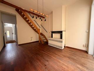 <p>Deze <strong>centraal gelegen rijwoning</strong> op een super leuke locatie vlakbij Portus Ganda.<br /><br />Bij het betreden van de woning bevindt de <strong>keuken </strong>zich aan de linkerzijde. Verderop komt u terecht in de <strong>gezellige woonkamer</strong>, die rechtstreeks toegang biedt tot de <strong>stadskoer</strong>. Dit is de ideale plek om tijdens de zomermaanden heerlijk buiten te genieten. <br /><br />Via de trap in de woonkamer bereikt u de eerste verdieping. Hier bevinden zich een <strong>apart toilet</strong>, een <strong>badkamer</strong> <strong>met veel opbergruimte</strong> en een <strong>polyvalente kamer</strong> (mogelijkheid tot extra living of bureau ruimte). Vanuit deze ruimte leidt de tweede trap naar de bovenste verdieping, waar zich <strong>twee slaapkamers </strong>bevinden. <br /><br />Dankzij de centrale ligging, twee slaapkamers en <strong>aangename buitenruimte</strong> is deze woning een interessante opportuniteit voor wie comfortabel wil wonen in het centrum van Gent. <br /><br /><strong>Indeling</strong></p>
<ul>
<li>Gelijkvloers: inkomhal, keuken, woonkamer en terras</li>
<li>Eerste verdieping: apart toilet, badkamer en slaapkamer</li>
<li>tweede verdieping: twee slaapkamers</li>
</ul>
<br />De huurprijs bedraagt €1.150,00 /maand en is <strong>onmiddellijk </strong>beschikbaar.<br /><br />Voor meer informatie en een bezoek, neem dan contact op met Debora via debora@convas.be