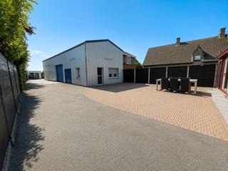 <p>Deze instapklare woning met loods biedt ruime mogelijkheden voor zelfstandigen, ondernemers, … die op zoek zijn naar ruime opslag- en stockagemogelijkheden.</p>
<p>Indeling woning:</p>
<p><u>Gelijkvloers:</u><br />– inkomhal<br />– lichtrijke leefruimte<br />– ingerichte keuken met eetplaats + koele berging<br />– veranda met frontaal zicht op het ruim terras<br />– extra berging + technische ruimte</p>
<p><u>Eerste verdiep:</u><br />– nachthal<br />– drie slaapkamers<br />– gerenoveerde badkamer met douche, ligbad & badkamermeubel</p>
<p>Zolder</p>
<p>Ruim terras</p>
<p>Oprit</p>
<p>Loods met sandwichpanelen (elektrische poort vooraan)</p>
<p>Tuinhuis</p>
<p>Algemene info:<br />– EPC: 245 kWh/m² jaar<br />– opp. perceel: 654 m²<br />– CV op mazout<br />– dak vernieuwd (+ isolatie) in 2023<br />– zonnepanelen + batterij<br />– installatie elektriciteit = conform attest</p>
<p>Bepaalde beelden zijn digitaal geoptimaliseerd/virtueel ingericht, elementen kunnen licht afwijken van de realiteit. Voor een correcte weergave verwijzen wij naar een plaatsbezoek.</p>
<p>Indien u meer info of een bezoek wenst, contacteer Immo-deal bv: 0486 72 70 73.</p>