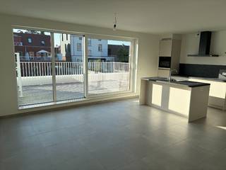 Instapklaar nieuwbouwappartement op 1steV (bouwjaar 2026) bestaande uit : Inkomhall, slaapkamer met aansluitend modern ingerichte badkamer, apart hangtoilet, berging met aansluiting voor wasmachine, lichte woonkamer met open ingerichte keuken en prachtig ZW-gericht ruim terras met zicht op de binnenplaats & Rupeldijk. Ondergronds : Privatieve autostaanplaats voor één wagen en privatieve berging. Fietsenberging op gelijkvloers. Zéér rustig gelegen in verkeersarme straat, nabij Rupelijk en park Rumst : Véél groen en open ruimte. Gelegen op wandelafstand van centrum, winkels, scholen & openbaar vervoer. Centraal gelegen op slechts 5' van oprit E-19 A-pen - Brussel. 3 maanden huurwaarborg. Gemeenschappelijke kosten : € 120,- / maand. Bij voorkeur géén huisdieren gewenst.