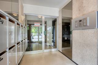 <p>Op een centrale en gegeerde ligging in Jette bevindt zich dit verzorgde appartement op de vierde verdieping van een residentie met lift. Winkels, openbaar vervoer, scholen en belangrijke invalswegen bevinden zich op korte afstand.</p><p></p><p>Het appartement bestaat uit een ruime inkomhal met vestiaire en apart gastentoilet, een lichtrijke woonkamer met gezellige cassettehaard, een aparte keuken met toegang tot het balkon, een praktische berging, een badkamer met douche en twee ruime slaapkamers, waarvan één met ingebouwde kasten.</p><p></p><p>Extra troeven zijn de privatieve kelder en de afgesloten garage, die zorgen voor voldoende bergruimte en parkeergelegenheid.</p><p></p><p>Hoewel het appartement een opfrissing kan gebruiken, werd het steeds met zorg onderhouden en biedt het veel potentieel om naar eigen smaak te worden ingericht.</p>