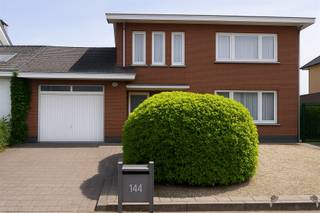 <p><span>Ontdek deze charmante halfopen gezinswoning op een perceel van 8a71ca, waar licht, ruimte en gezelligheid centraal staan. De woning biedt een sfeervolle leefruimte met open haard, een ingerichte keuken en meerdere polyvalente kamers die je naar wens kan invullen. Boven vind je drie ruime slaapkamers, een badkamer en extra zolderruimte met potentieel.</span></p><p><span> </span></p><p><span>Dankzij de recente hoogrendementsketel, dubbele beglazing en rolluiken (deels elektrisch op zonne-energie) geniet je hier van een gunstig EPC-label C. Buiten zorgen het deels overdekte terras en de ruime tuin voor pure ontspanning. Garage, extra parkeerplaatsen en een regenwaterput maken het plaatje compleet.</span></p><p><span> </span></p><p><span>Rustig gelegen in een residentiële buurt, vlak bij winkels, scholen, het centrum van Hasselt en de Abdij van Herkenrode. Een ideale gezinswoning voor wie houdt van comfort, rust en een vlotte bereikbaarheid.</span></p>