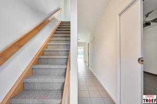 Deze aangename en praktische woning biedt alle comfort voor wie op zoek is naar ruimte, licht en een goede ligging. Indeling: een ruime inkomhal...