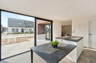 Kwalitatieve moderne afgewerkte ruime nieuwbouwwoning met 3 SLK! Topgelegen: in een rustige, doodlopende straat doch dichtbij winkels,...