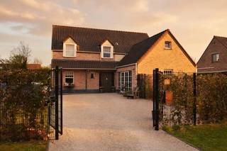 Ontdek deze charmante woning met 4 slaapkamers, gelegen op een perceel van 872m². De woning straalt licht en ruimte uit, met een gezellige eetkamer die uitkijkt op de prachtige tuin. De keuken is functioneel en biedt toegang tot het buitenleven. De badkamers zijn stijlvol afgewerkt, met een luxueus bad en een dubbele wastafel. De vier gevels zorgen voor veel natuurlijk licht in de gehele woning. Met een uitstekende EPC-score A is deze woning bovendien zeer energiezuinig. Met een bewoonbare oppervlakte van ca. 244 m² op een perceel van 872 m² biedt deze woning alle comfort en mogelijkheden. Indeling: 4 volwaardige slaapkamers 2 badkamers 3 toiletten Ruime en lichtrijke leefruimtes Grote zolder met uitbreidingsmogelijkheden Buitenruimte: Geniet van een prachtig aangelegde tuin met: Zwembad Poolhouse Tuinhuis Perfect voor ontspanning en gezellige momenten met familie en vrienden. De ruime tuin met zwembad en bijgebouw biedt een oase van rust en privacy, perfect voor ontspanning en entertainment. Dit is een unieke kans om te wonen in een instapklare woning met alle comfort en een adembenemende buitenruimte. <br />Regularisatie aan de gang.<br />Beschikbaarheid: nader te bepalen Interesse in deze unieke eigendom? Neem vandaag nog contact op voor meer informatie of een bezoek! (tel 0478301379) Verkoop uit de hand, geen immo!