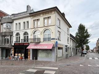 <br />Gelegen pal in het centrum van Tielt vinden we deze karaktervolle eigendom met een ruim handelspand en een verrassend ruime woonst. Een ideale combinatie voor wie wonen en werken wil verenigen, maar ook een interessante opportuniteit voor investeerders die op zoek zijn naar een pand met een uitstekende ligging en zichtbaarheid.<br /><br />Op het gelijkvloers bevindt zich een ruim handelspand met grote etalageramen die rechtstreeks uitgeven op de Markt. De uitstekende visibiliteit en passage maken deze ruimte bijzonder geschikt voor een winkel, kantoor, praktijk of vrij beroep. Achteraan is er bijkomende opslagruimte en een afzonderlijk toilet.<br /><br />De woonst strekt zich uit over de eerste en tweede verdieping en biedt heel wat mogelijkheden. Op de eerste verdieping bevinden zich een lichtrijke leefruimte, een keuken, een badkamer en twee slaapkamers. De tweede verdieping beschikt over nog eens drie slaapkamers. Met in totaal vijf slaapkamers is de woning dan ook uitermate geschikt voor een groot gezin of voor wie nood heeft aan extra ruimte voor een bureau, hobbykamer of andere doeleinden.<br /><br />Parkeergelegenheid in de onmiddellijke omgeving<br /><br />Voor meer informatie of een vrijblijvend bezoek, neem contact op met Michiel op het nummer 0473 255 533 of per mail.