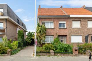 Te renoveren woning met 3 slaapkamers in het hartje van AartselaarDeze woning biedt enorm veel potentieel, doorheen de woning geniet u van veel...
