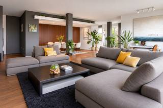 Exclusief duplex penthouse op toplocatie aan het trendy Eilandje. Via de lift stapt u rechtstreeks binnen in de indrukwekkende leefruimte, badend in natuurlijk licht en met prachtig zicht op de Schelde, het MAS en het iconische Havenhuis. De volledig uitgeruste keuken, ruime master bedroom met luxueuze ensuite badkamer en 3 uitzonderlijke terrassen.<br /><br />De bovenverdieping biedt een multifunctionele ruimte die perfect dienst kan doen als tweede slaapkamer, bureau of extra leefruimte, eveneens met een eigen terras en panoramische zichten.<br /><br />Gelegen op wandelafstand van de Schelde, restaurants en bars. EPC-label C. Kelderberging inbegrepen. Ondergrondse autostaanplaats met laadpaal optioneel aan te kopen.