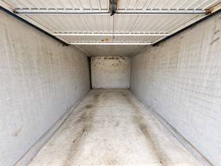 Ce garage fermé est situé dans la résidence De Barke, dans le quartier prisé du Phare à Ostende, à distance de marche de la Spuikom.<br /><br />Le garage dispose d'une porte manuelle et se trouve dans un complexe de garages soigné et sécurisé, accessible par une porte d'entrée automatique. Cela garantit une sécurité et une facilité d'utilisation supplémentaires.<br /><br />Avec une profondeur de 5,40 m, une largeur de 2,20 m et une hauteur de 2,00 m, ce garage offre un espace pratique pour le stationnement d'une voiture ou le rangement de matériel supplémentaire.<br /><br />Grâce à son emplacement avantageux dans un quartier à stationnement limité, ce garage n'est pas seulement idéal pour un usage personnel, mais constitue également un investissement intéressant avec un potentiel de location attractif.<br /><br />Atout supplémentaire : Il est également possible d'acheter un deuxième garage dans le même complexe. Idéal pour ceux qui recherchent un espace de stationnement supplémentaire ou qui souhaitent réaliser un double investissement.<br /><br />Une belle opportunité dans un excellent emplacement à Ostende !<br /><br />N'hésitez pas à contacter Louis pour plus d'informations ou pour une visite. <br />+32 493 18 27 84