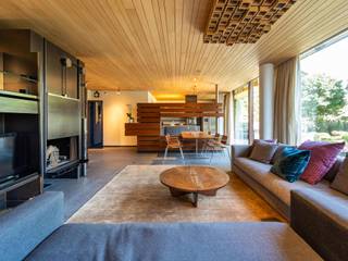 Ideaal gelegen tegenover de Jardin du Roi, in een modernistisch gebouw, gemeubileerd appartement met een bruto oppervlakte volgens EPC van ± 172 m² met drie slaapkamers en een tuin van ± 160 m² met schitterend uitzicht op de Etangs d'Elsene.<br /><br />Het appartement met twee perspectieven op de begane grond is volledig ontworpen door interieurarchitect en designer Christophe Gevers. Het geeft toegang tot een inkomhal met vestiaire en gastentoilet en leidt naar de leefruimte met open haard. Deze ruimte baadt in het licht dankzij de grote erkers met toegang tot de tuin tegenover de vijvers van Elsene. Het wordt gekenmerkt door het eikenhouten plafond en de geïntegreerde roestvrijstalen elementen en is uitgebreid met een ingerichte keuken en een wasruimte. Via de nachtgang bereikt u de hoofdslaapkamer met toegang tot de tuin, kantoorruimte, ingebouwde kleedkamer en eigen badkamer en twee andere slaapkamers met toegang tot de tuin, kleedkamer en eigen badkamer. De dienstlift biedt directe toegang tot het appartement.<br /><br />Andere: Videofoon, kelder, ingerichte wasruimte, conciërge, kosten 500 EUR inclusief verwarming, twee parkeerplaatsen optioneel (verplicht) 300 EUR. EPC: E-<br /><br />De Vijvers van Elsene en de Koningstuin vormen een groen en pittoresk decor op een steenworp afstand van het Flageyplein. <br /><br />Voor meer informatie kunt u contact opnemen met Laurence Ballaux op +32 (0) 2 640 08 01.