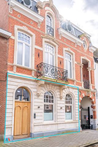 Exclusief casco handelspand van 225 m² in geklasseerd herenhuis in hartje Hoogstraten. Commerciële toplocatie langs de Vrijheid in het...