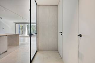 <p><strong>Prestigieus nieuwbouwproject “The Ensemble” in het hart van Assenede, waar stijl en comfort samenkomen in een unieke, karaktervolle omgeving.</strong><br /><br /><strong>Indeling<br /></strong>Via de inkom betreedt men het appartement op de eerste verdieping, waar men uitkomt in een hal met apart gastentoilet, een technische berging (met ruimte voor wasmachine, droogkast en eventueel extra koelkast/ diepvries) en een <strong>ingebouwde vestiairekast</strong>.<br /><br />Via de <strong>zwarte stalen deur</strong> bereikt men de <strong>lichtrijke leefruimte</strong> met <strong>moderne open leefkeuken.</strong> Vanuit de leefruimte heeft men toegang tot de slaapkamer, die beschikt over een <strong>ingebouwde dressing</strong> en een <strong>ensuite badkamer</strong> met ligbad, dubbele lavabo en toilet.<br /><br />Aansluitend aan de leefruimte bevindt zich een <strong>ruim terras</strong>, ideaal om in alle rust te genieten.<br /><br /><strong>Omschrijving</strong><br /><strong>“The Ensemble” omvat een exclusief geheel van 10 luxueuze appartementen en 1 handelsruimte (opsplitsbaar in 4)</strong>, ontworpen in een <strong>verfijnde, moderne architectuur</strong> geïnspireerd op de elegante kuststijl. Elk appartement straalt <strong>licht</strong>, <strong>ruimte</strong> en <strong>klasse</strong> uit, met een hoogwaardige afwerking en oog voor detail.<br /><br />De appartementen zijn zorgvuldig ingedeeld om <strong>maximaal wooncomfort</strong> te bieden en genieten van een harmonieuze <strong>combinatie van moderne luxe en tijdloze esthetiek</strong>. Grote raampartijen zorgen voor een overvloed aan <strong>natuurlijk licht</strong> en creëren een aangename woonbeleving.<br /><br />Voor elk appartement is er de mogelijkheid om één ondergrondse autostaanplaats aan te kopen. Prijzen vanaf €37.500,- per autostaanplaats. Daarnaast beschikt het project over een <strong>gemeenschappelijke ondergrondse fietsenstalling</strong>, wat bijdraagt aan het praktische en duurzame karakter van het geheel. <strong>De prijzen zijn excl. BTW</strong>. Mogelijkheid tot 6%.<br /><br /><strong>Ligging:</strong><br /><strong>“The Ensemble”</strong> is uitstekend gelegen op de <strong>Markt van Assenede</strong>, in de Stadhuisstraat, pal naast het stadhuis en met een prachtig zicht op de kerk. U geniet hier van een <strong>centrale ligging</strong> met <strong>alle voorzieningen, winkels en horeca op wandelafstand</strong>, terwijl u tegelijkertijd woont in een charmante en sfeervolle omgeving.<br /><br /><strong>Een unieke kans voor wie op zoek is naar exclusief wonen of een waardevolle investering in het centrum van Assenede.</strong></p>
