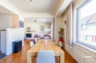 Op zoek naar een aangenaam appartement met karakter, veel lichtinval en een praktische indeling? Dit verzorgd appartement in de Heilig-Hartstraat in Sint-Amandsberg heeft heel wat troeven in huis.<br /><br />Bij het binnenkomen word je verwelkomd in een <strong>ruime inkomhal</strong>, die toegang biedt tot de verschillende leefruimtes. De <strong>lichtrijke leefruimte</strong> is een echte blikvanger dankzij de mooie <strong>parketvloer</strong>, die zorgt voor een warme en stijlvolle uitstraling. De aangename leefruimte biedt voldoende plaats voor zowel een gezellige zithoek als een eethoek. De <strong>keuken </strong>sluit mooi aan bij de leefruimte en is <strong>praktisch ingericht</strong>. Verder beschikt het appartement over <strong>twee volwaardige slaapkamers</strong>, een badkamer en een <strong>aangenaam terras</strong>, waar je heerlijk kunt genieten.<br /><br />Ook op praktisch vlak scoort dit appartement sterk. Zo is er een <strong>privatieve kelderberging</strong> voor extra opslagruimte en kunnen fietsen veilig gestald worden in de <strong>fietsenstalling </strong>achter het gebouw. Met een EPC-label C is dit appartement bovendien een interessante combinatie van wooncomfort en energiezuinigheid.<br /><br />Het appartement is gelegen in een <strong>aangename woonbuurt</strong> op korte afstand van het centrum van Gent. Vanuit de woning zijn winkels, dagelijkse voorzieningen, scholen en openbaar vervoer vlot bereikbaar.<br /><br />Wens je een bezoek in te plannen? Contacteer Laura via <strong>0492 07 26 62</strong> of <strong>laura@convas.be</strong>